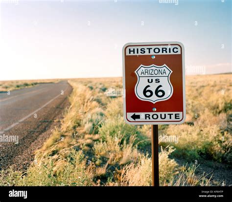Un cartello della Route 66 in un paesaggio desertico americano
