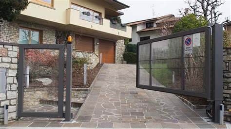 Cancello a battente aperto verso l'interno