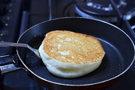 Pancake che cuociono in padella