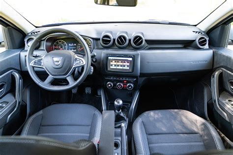 Interni Dacia Duster con dettaglio del commutatore GPL