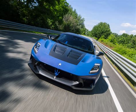 Auto sportive di lusso in pista