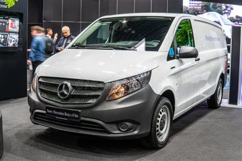 Logo Mercedes-Benz con un veicolo industriale