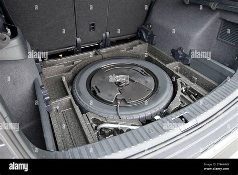 Bagagliaio di un'auto moderna con kit di riparazione