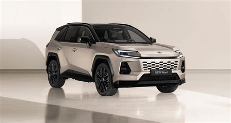Toyota RAV4 in un paesaggio urbano