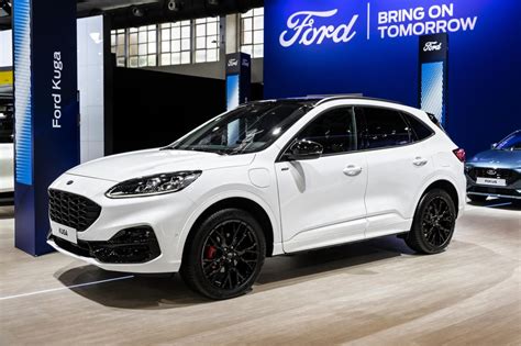 Ford Kuga Bianco Platino in movimento su strada