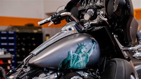 Harley-Davidson personalizzata con dettagli cromati