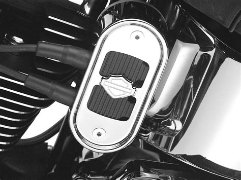 Dettaglio del copri cavo frizione cromato installato su una Harley-Davidson
