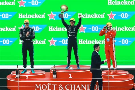 Pilota festeggia la vittoria sul podio