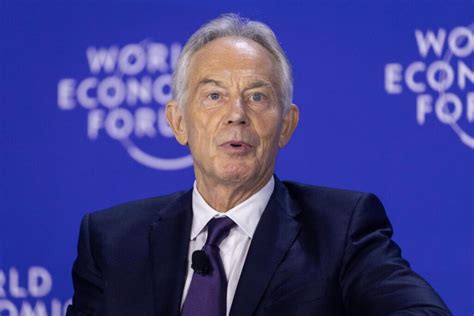 Tony Blair che parla a una conferenza