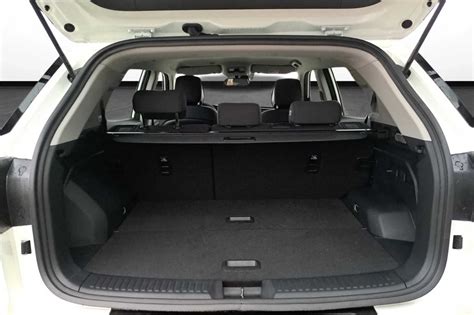 Donna che apre il bagagliaio di un SUV con un movimento del piede