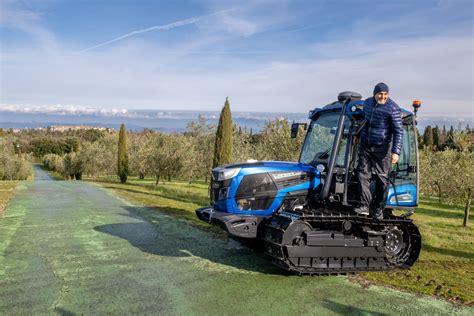 Trattore Landini in un campo piemontese