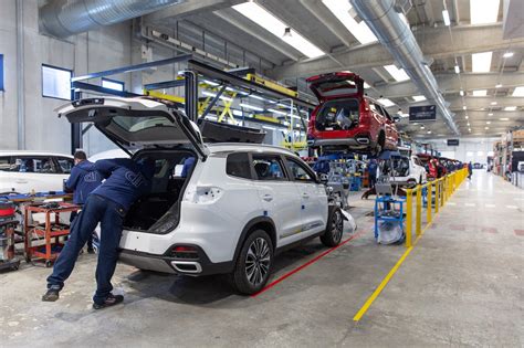 Ford Mondeo SW in fase di assemblaggio nello stabilimento di Valencia