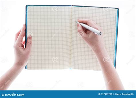 Mani che scrivono su un quaderno con una penna