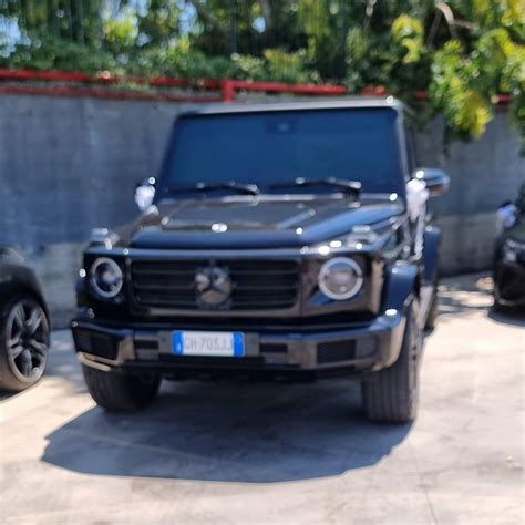 Interni lussuosi di un SUV premium con dettagli in pelle e schermi digitali.