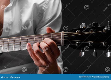 Mani che riparano una chitarra in un laboratorio musicale
