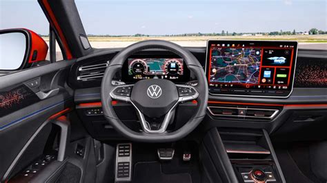 Interni della Volkswagen Tiguan 2024 con cruscotto digitale