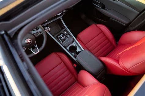 Interni Alfa Romeo GT con sedili in pelle e cuciture rosse