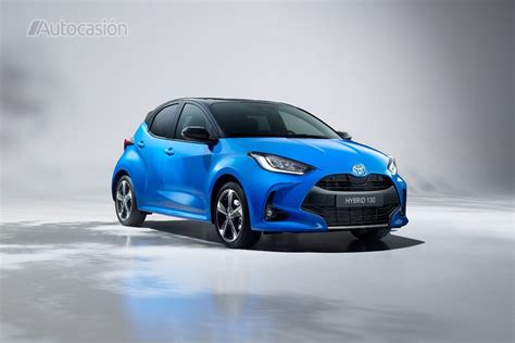 Una vista panoramica di una Toyota Yaris moderna in movimento lungo una strada costiera al tramonto