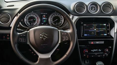 Interni della Suzuki Vitara Hybrid con schermo touch
