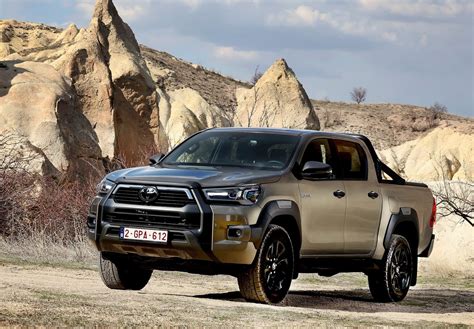 Toyota Hilux su strada e in off-road