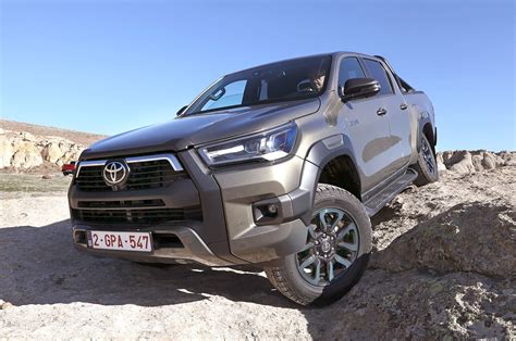 Toyota Hilux Hybrid in ambiente off-road