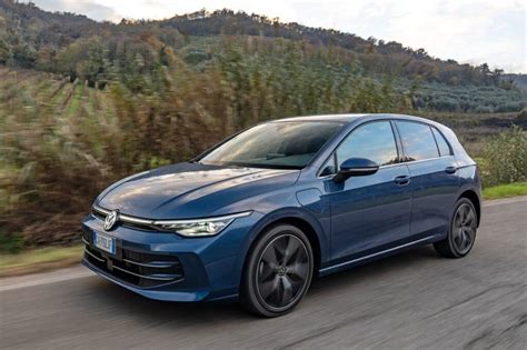 Volkswagen Golf TDI in primo piano su strada
