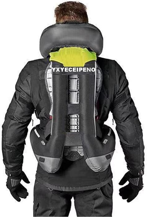 Motociclista con giacca airbag