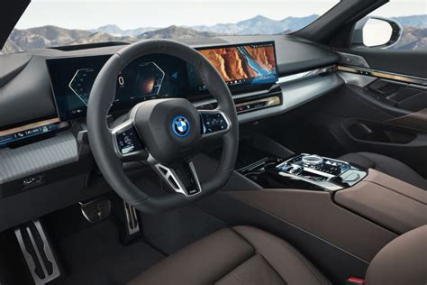 Interni BMW i5 con Curved Display