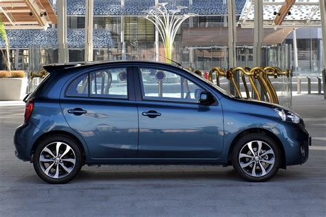 Box da tetto installato su una Nissan Micra urbana