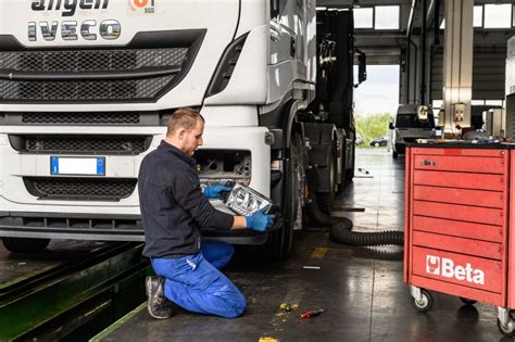 Officina meccanica con veicoli industriali in manutenzione
