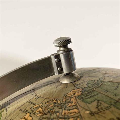 Mappamondo con rotte di spedizione illustrate