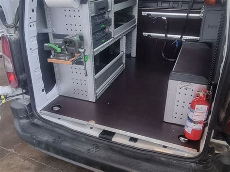 Allestimento interno di un 4x4 con cassetti e frigorifero