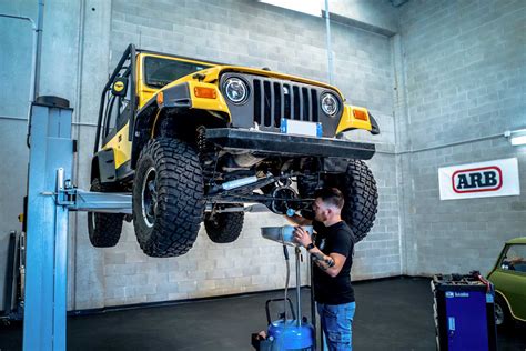 Tecnico specializzato che controlla un 4x4 in officina