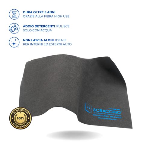 Panno in microfibra che pulisce un sedile auto in similpelle