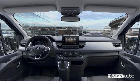 Interni del Renault Trafic con plancia tecnologica e schermo touch