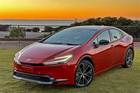 Toyota Prius ibrida in movimento