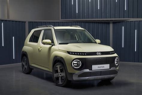 Frontale Hyundai Inster con fari LED e striscia nera