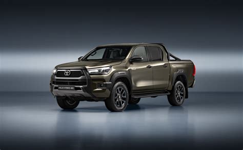 Dettaglio del frontale del Toyota Hilux con nuova calandra