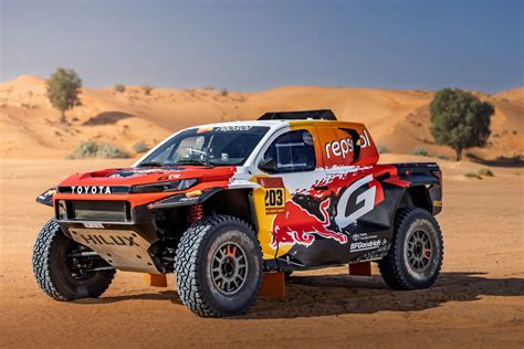 Toyota Hilux che affronta un percorso fuoristrada