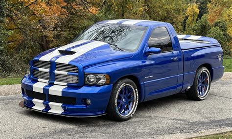 Immagine di un Dodge Ram SRT-10 su strada, che mostra il suo design aggressivo