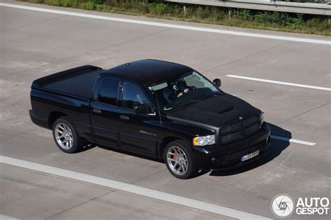Una tabella comparativa delle specifiche tecniche del Dodge Ram SRT-10 Quad Cab e Regular Cab