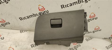 Dettaglio del meccanismo interno del cassetto portaoggetti Opel Zafira B