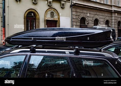 Cargo box installato sul tetto dell'auto
