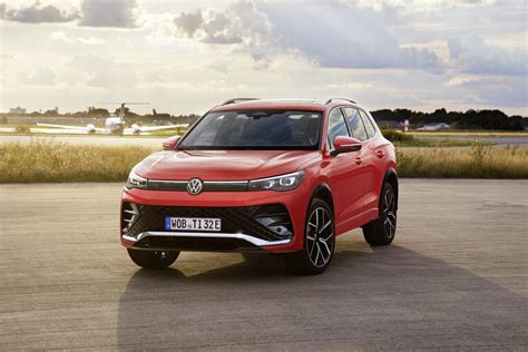 Vista frontale della Volkswagen Tiguan R con dettagli sportivi
