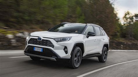 Toyota RAV4 ibrida su strada
