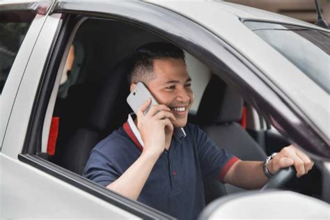 Smartphone che controlla un'auto Nissan