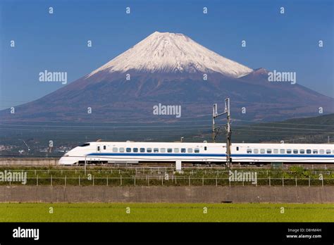 Immagine di un treno Shinkansen con il Monte Fuji sullo sfondo