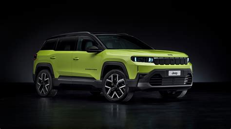 Jeep Compass che attraversa un terreno leggermente accidentato, mettendo in risalto le sue capacità 4x4