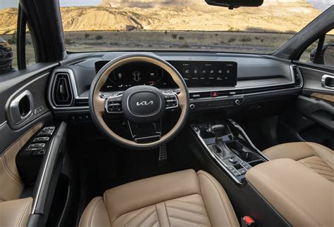 Interni della Kia Sorento Hybrid con display e finiture di lusso