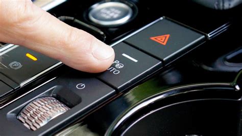 Pulsante Park Assist su cruscotto auto